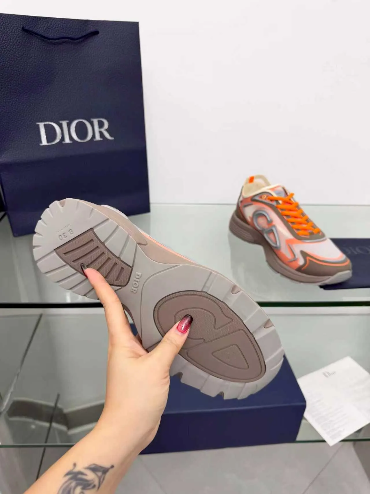 Men's men's shoes P560! DIOR#B30 COUNTDOWN TECH shoes 1. Inspired by lighter running shoes this season 2. Made of multi-layer transparent nylon upper, full of futuristic feel 3. CD30 rubber logo on the tongue/heel to highlight the brand style 4. Equipped with ultra-light foam midsole for the ultimate comfortable wearing experience 5. The entire series uses WELDED (seamless bonding) technology to ensure durability and lightness 6. Full-size dopamine color matching, perfect choice for couples shoes😜